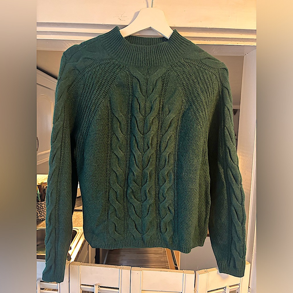 Banana Republic | Merino Wool Cable Knit Sweater 🌲